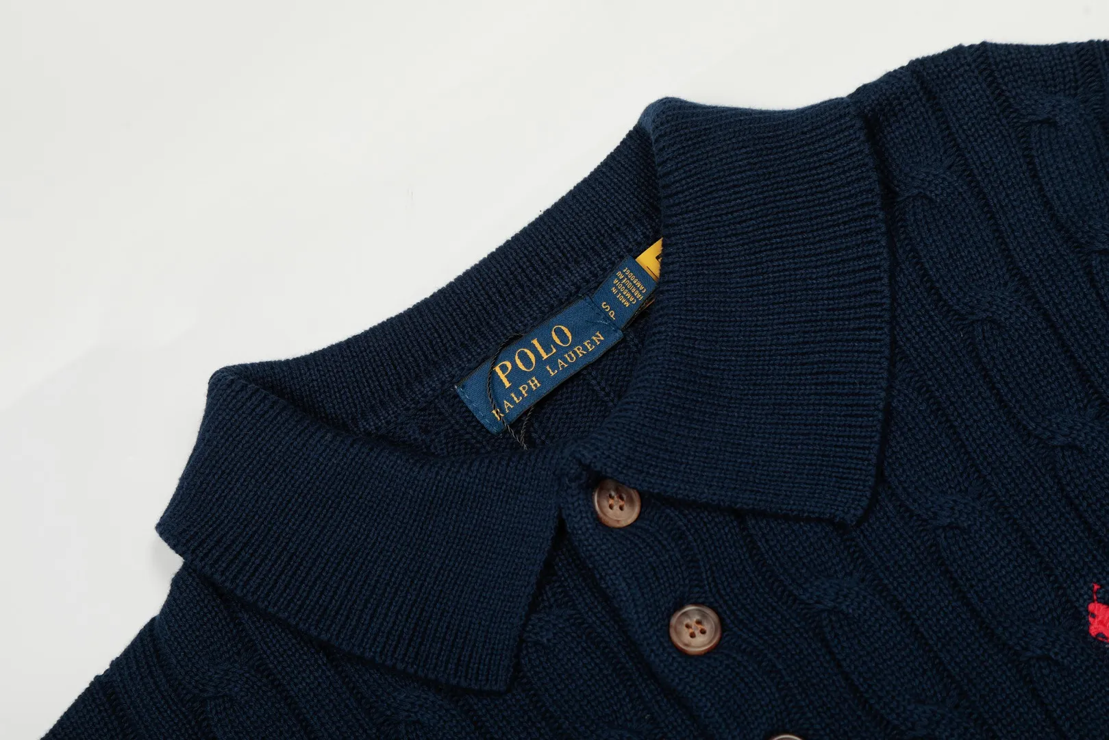P250 Top quality" Style number: DS862# (not off the shelves all year round) [Ralph Lauren autumn and winter solid color pony embroidery logo knitted POLO lapel sweater] ✅Ralph Lauren Ralph Lauren classic basic lapel POLO same style knitted autumn and winter sweater for men and women ✅Main supplier platform live broadcast Wholesale entity Replenish when out of stock Not off the shelf ✅ZP quality 1:1 version Scan the code to enter the GF website Counter quality ✅Details and quality The only one in Guangzhou Imported high-quality cotton yarn, focusing on high-end, cost-effective, good quality needless to say ✅The version is restored to the original order, the maximum size can be worn up to 190 pounds, loose, comfortable and stress-free ✅The upper body is simple and easy to match, a must-have for men ootd, good-looking clothes are never picky, a must-have recommendation for couples' wardrobes Size: S-XL Color: Black White Gray Khaki Navy Blue White Label Navy Blue Red Label